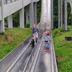 Dwie uczennice schodzą ze ślizgawki