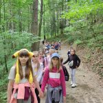 Grupa dzieci idzie ścieżką w parku