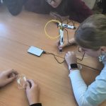 Uczennica trzyma w ręku długopis pisze po kartce