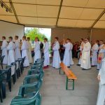 Procesja do ołtarza, grupa osób ubranych na biało