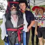 cztery osoby, na głowie mają kapelusze, jedna z nich jest w stroju pirata.