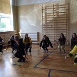 Grupa uczniów na scenie kuca