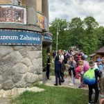 Uczniowie zgromadzeni przed wejściem do budynku muzeum