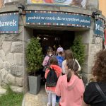 Uczniowie wchodzą do muzeum zabawek