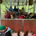 Dzieci siedzące w wagoniku kolejki