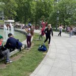 Dzieci biegają i bawią się przy fontannie multimedialnej