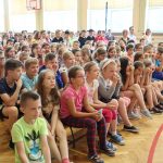 Uczniowie patrzą na doświadczenie wykonywane przez nauczyciela