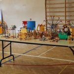 stolik z pomocami dydaktycznymi zbudowanymi z klocków: pojazdami napędzanymi siłą wiatru, kołem młyńskim, karuzelą