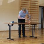 Mężczyzna poprawia młyńskie koło wykonane z klocków