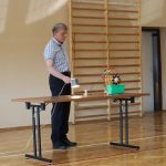 Mężczyzna lampą ogrzewa baterie słoneczne, dzięki czemu urządzenie z klocków przelewa wodę