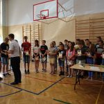 Uczniowie odbieraja nagrody od pana wójta