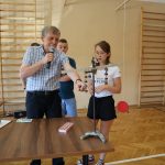 Nauczyciel sprawdza zadanie wykonane przez dziewczynkę