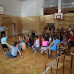 Mężczyzna prezentuje strzelanie z rurki