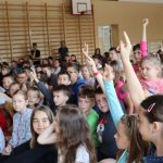 Grupa dzieci zgłasza się do odpowiedzi w turnieju