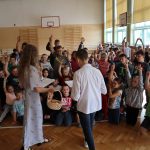 Dziewczyna i chłopiec rozdają cukierki za udział w konkursie