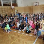 Zgromadzone na sali dzieci śpiewają piosenkę