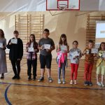 Dzieci prezentują otrzymane nagrody