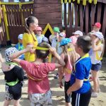 Dzieci w kole słuchają przewodnika.