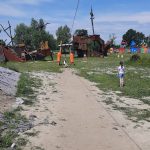 Uczennica zjeżdża na tyrolce.