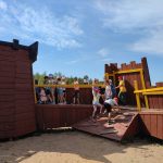 Dzieci wspinają się na plac zabaw.